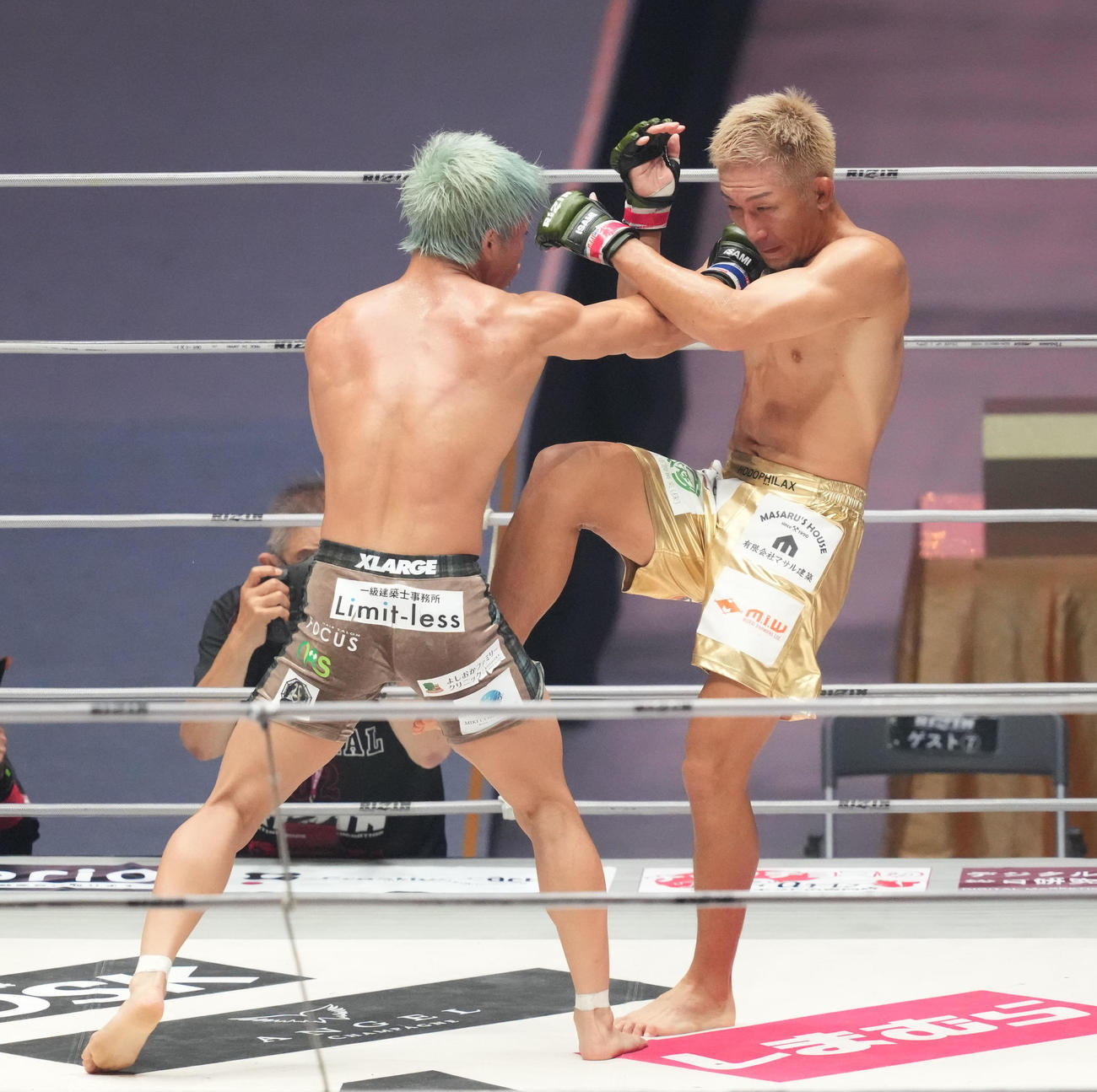 3回、元谷（右）は神龍誠と激しく打ち合う（撮影・森本幸一）