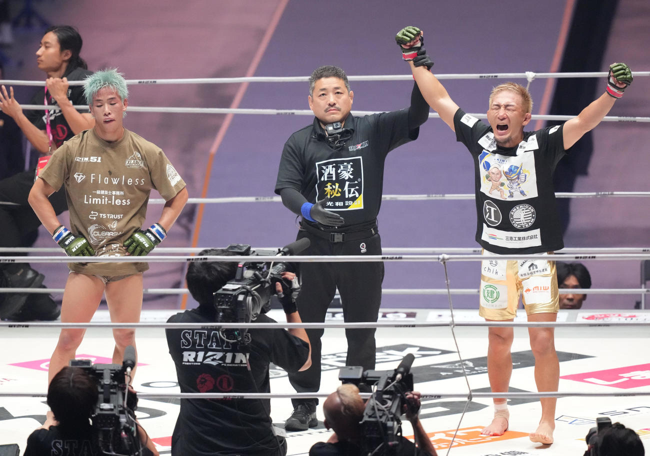 元谷（右）は神龍誠を判定で破る（撮影・森本幸一）