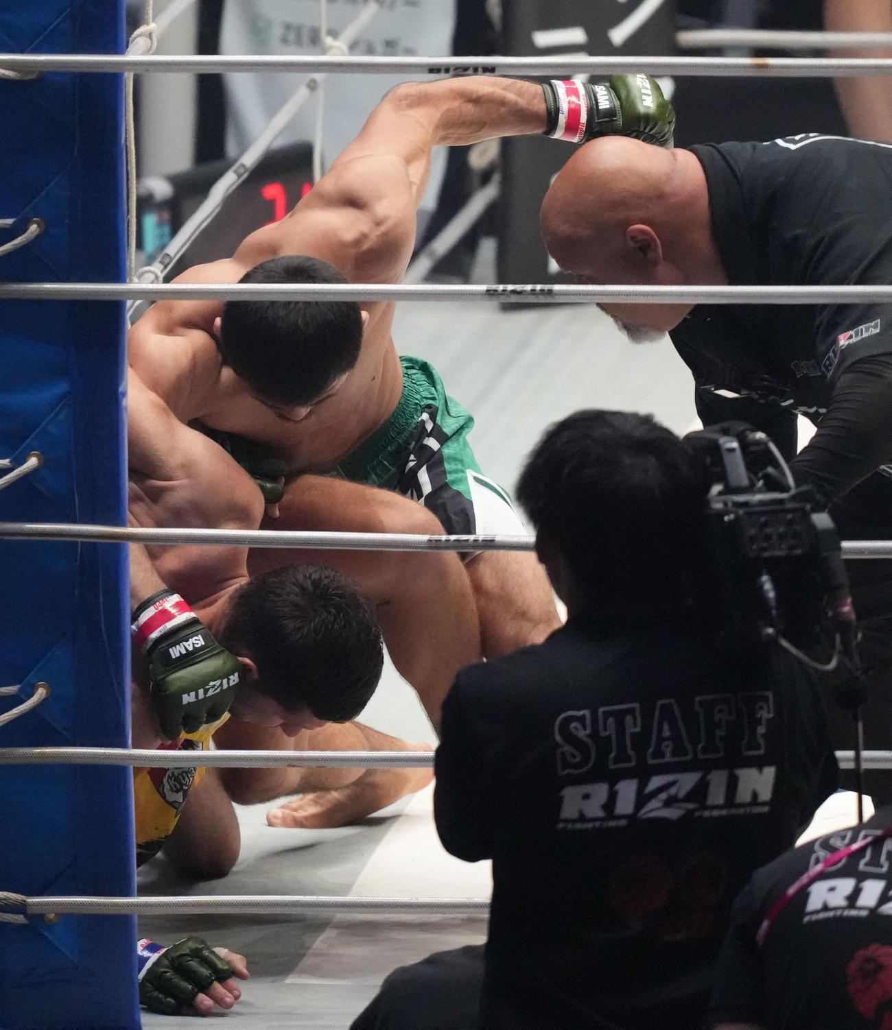 1回、シェイドゥラエフ（上）はコレスニックにパンチを浴びせTKO勝利する（撮影・森本幸一）