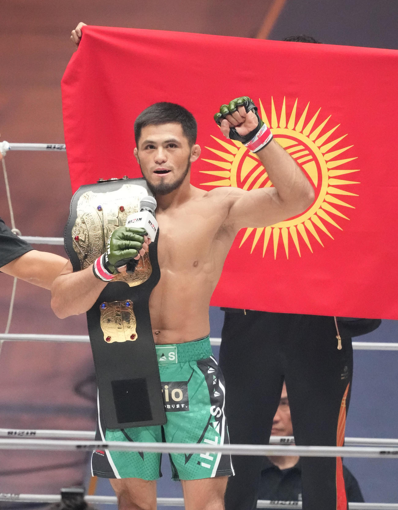 シェイドゥラエフはタイトル防衛し観客にあいさつをする（撮影・森本幸一）