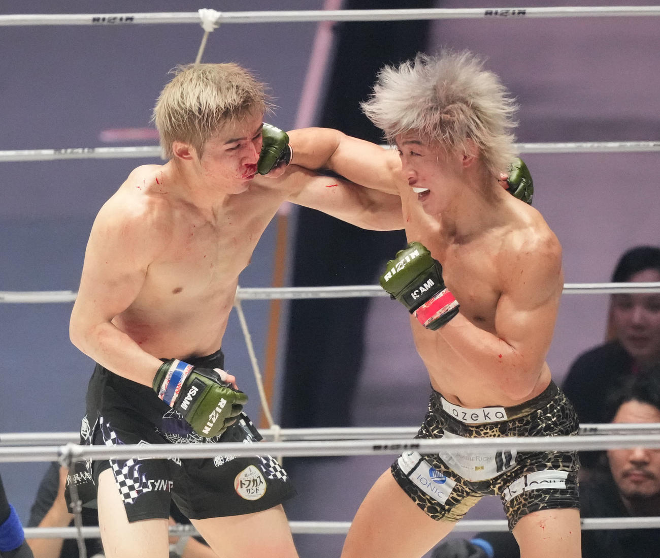 3回、冨沢（左）は平本にパンチを放つ（撮影・森本幸一）