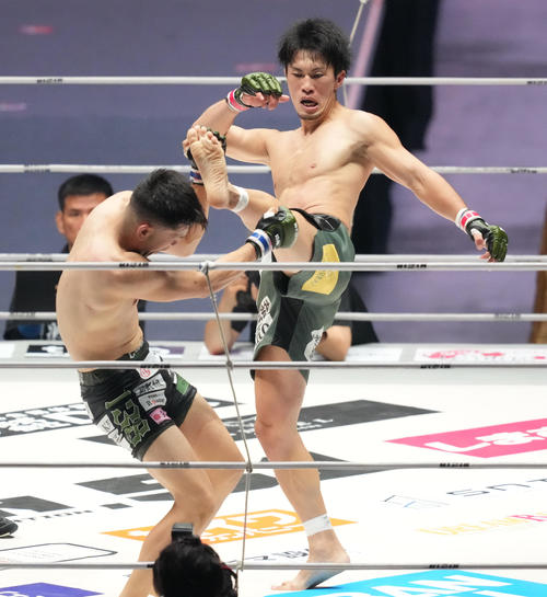 2回、YUHEI(右)は脇田にキックを放つ(撮影・森本幸一)
