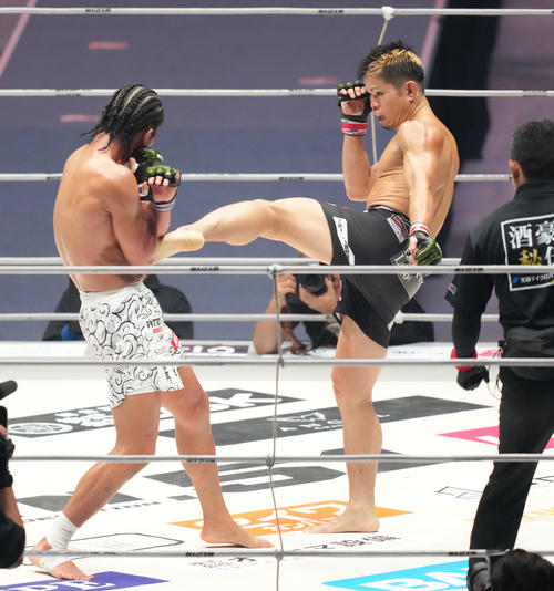 3回、鈴木(右)はファン・イェーロウにキックを放つ(撮影・森本幸一)