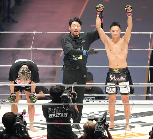 高木(右)は三宅に判定勝利する(撮影・森本幸一)