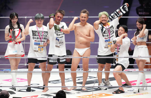 梅野(左から3人目)は芦沢竜誠に判定勝利しポーズを決める(撮影・森本幸一)