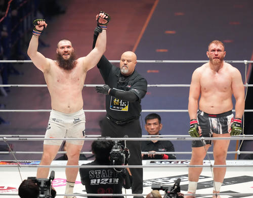 ソルダトキン(左)はサモチュクに判定勝利する(撮影・森本幸一)