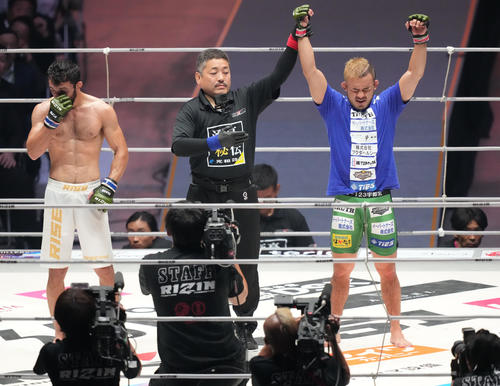 扇久保(右)はガジャマトフを判定で破る(撮影・森本幸一)