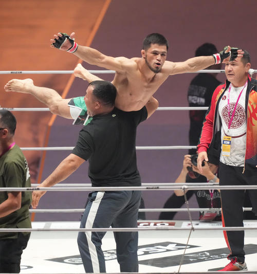 1回、シェイドゥラエフ(上)はコレスニックにパンチを浴びせTKO勝利に喜ぶ(撮影・森本幸一)