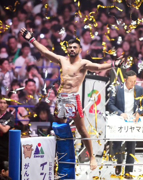 勝利に喜ぶソウザ(撮影・森本幸一)