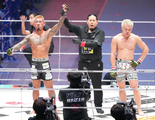 Streetハート★Bob洸助(左)は太田に判定勝ちを納める(撮影・森本幸一)