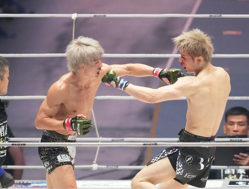 3回、冨沢(左)は平本にパンチを放つ(撮影・森本幸一)