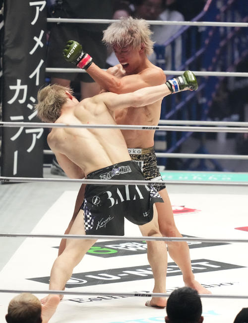 3回、冨沢(左)は平本にパンチを放つ(撮影・森本幸一)