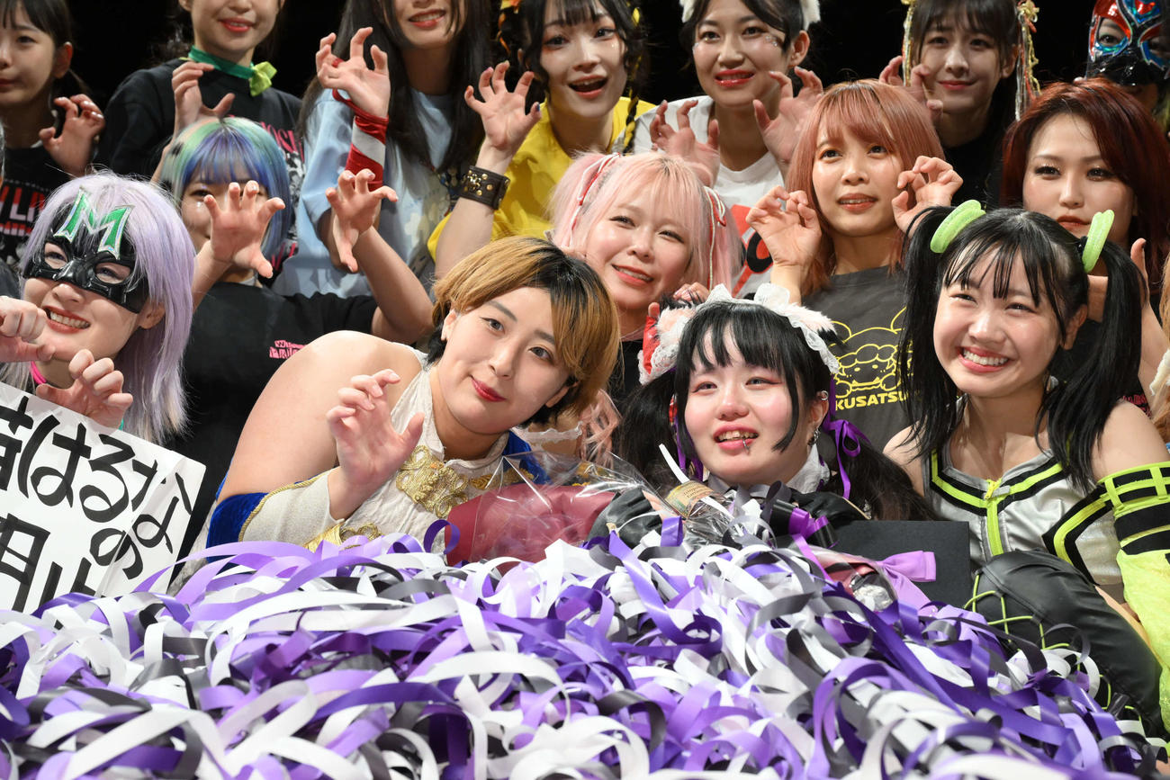 みんなと一緒に記念撮影した猫はるな（前列右から2人目）