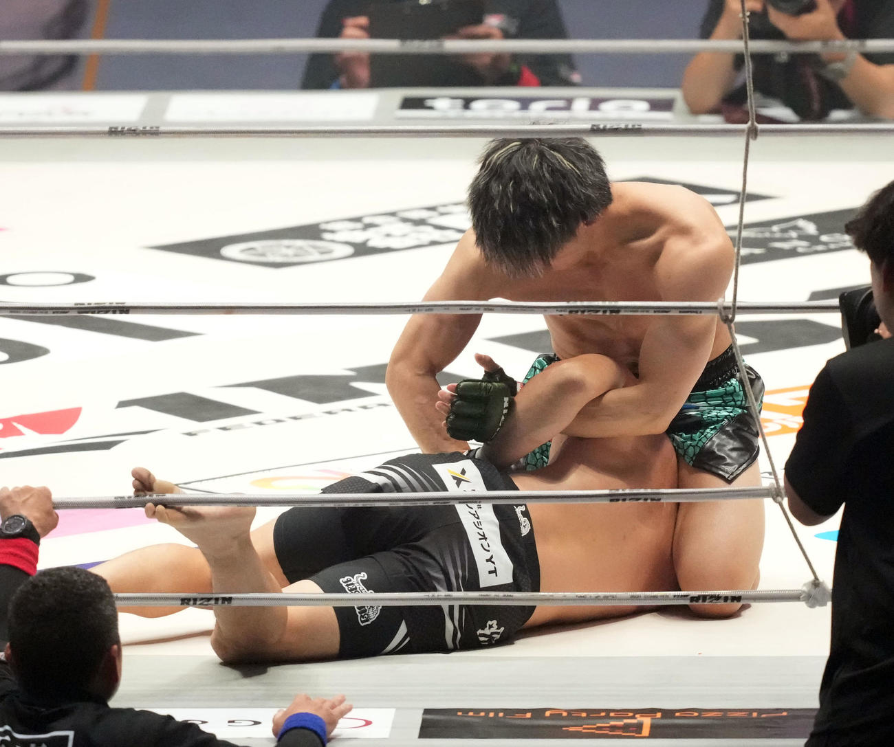 1回、奥山（右）は大和の腕を取る（撮影・森本幸一）