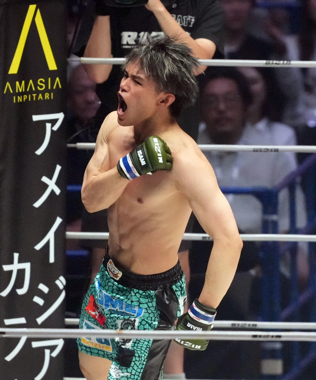1回、奥山はアームバーで勝利しほえる（撮影・森本幸一）