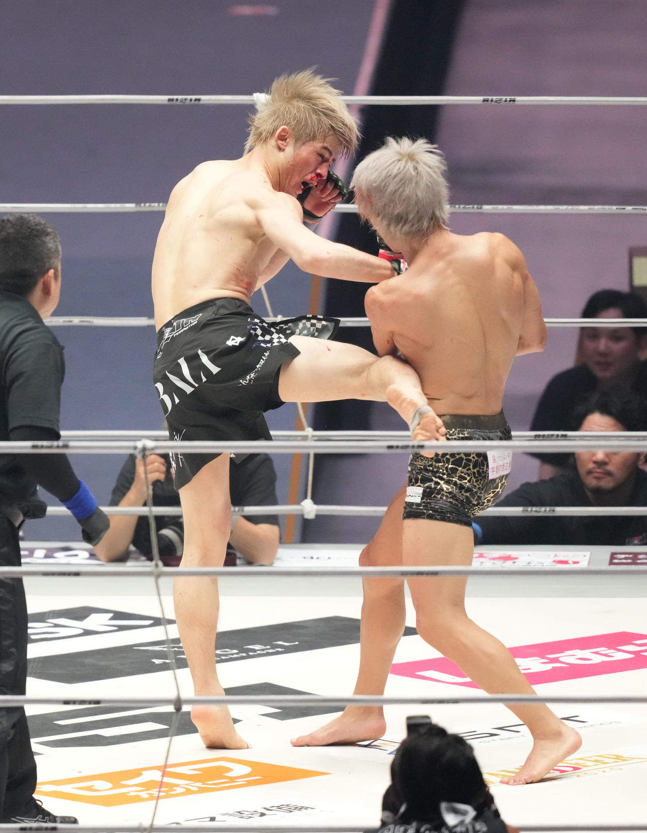 3回、平本（左）は冨沢にキックを放つ（撮影・森本幸一）