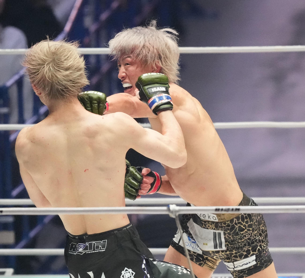 3回、冨沢（右）は平本にパンチを放つ（撮影・森本幸一）
