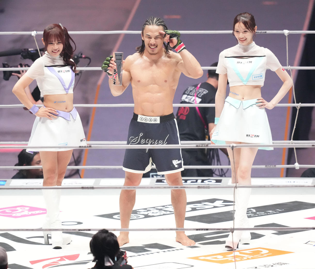 試合終了、矢地（中央）は芳賀に勝利しポーズを決める（撮影・森本幸一）
