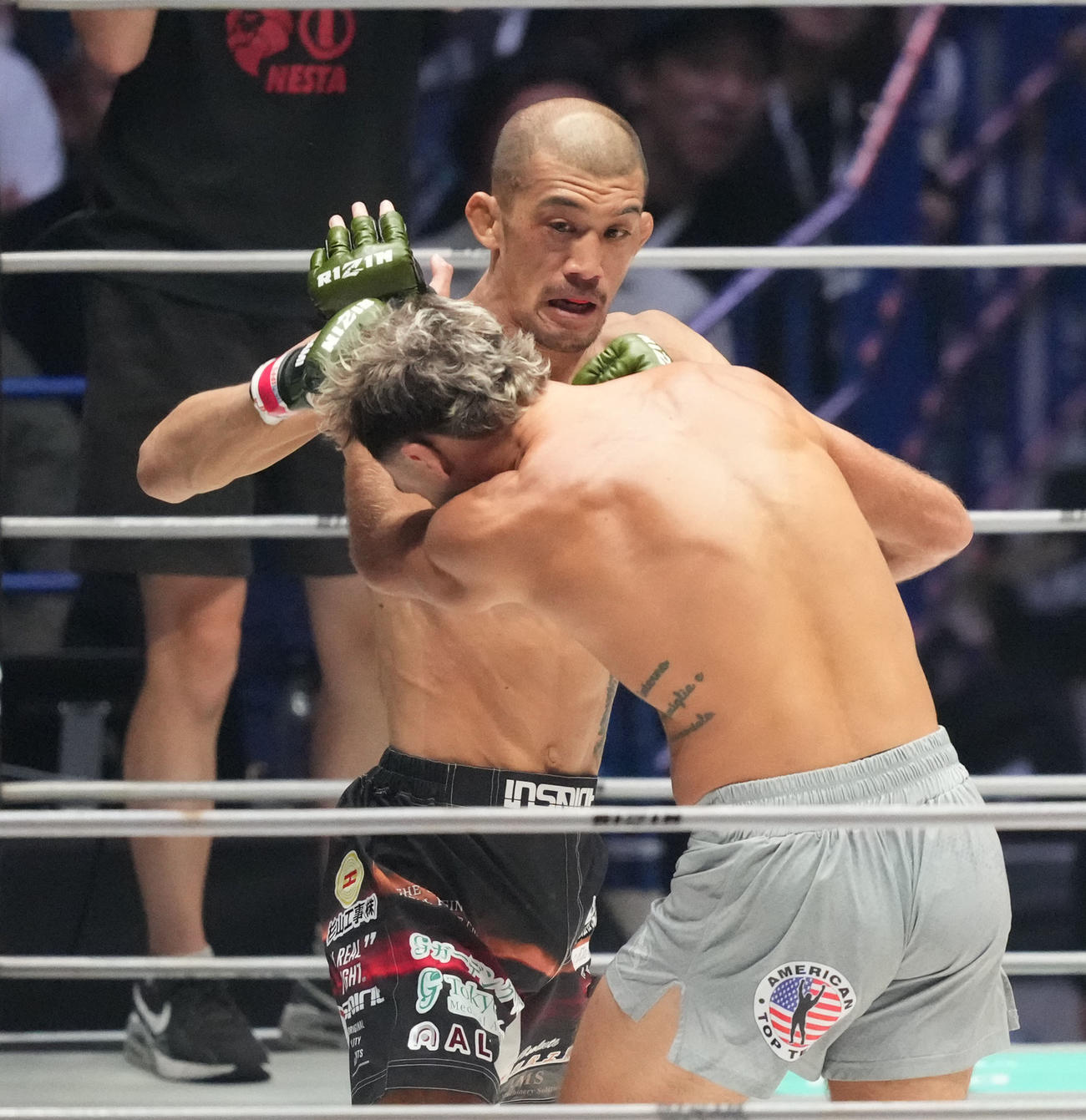1回、佐藤将（後方）はサバテロにパンチを放つ（撮影・森本幸一）