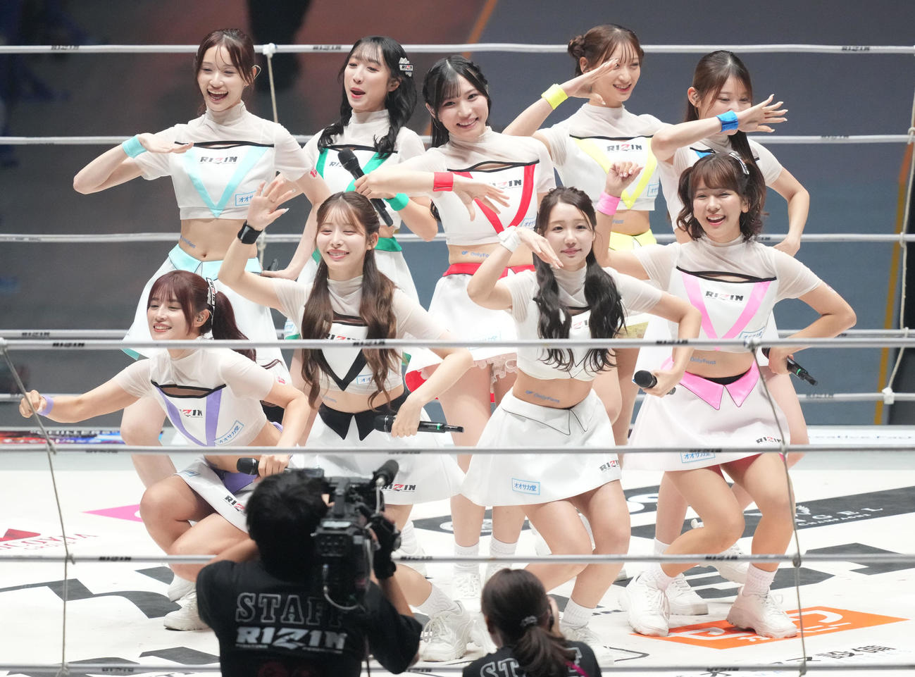 パフォーマンスを披露するRIZINガールズ（撮影・森本幸一）