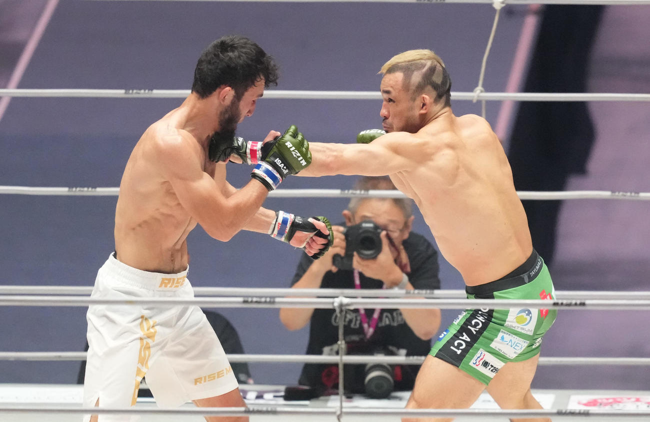 扇久保（右）はガジャマトフにパンチを放つ（撮影・森本幸一）