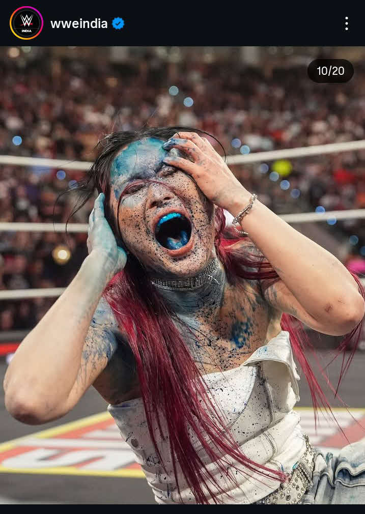 アスカの毒霧を浴びてもん絶するイヨ・スカイ（WWEインド公式インスタグラムから）