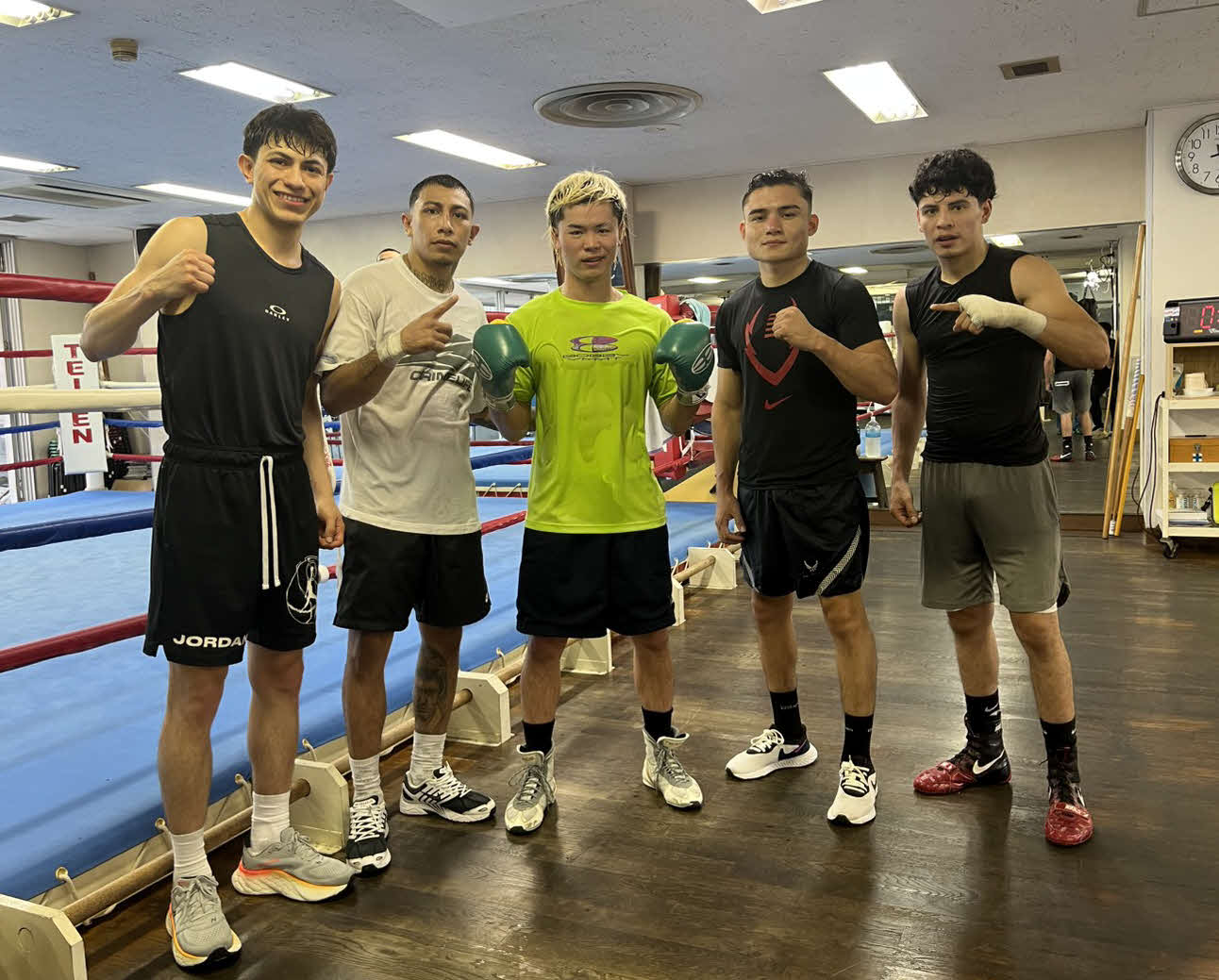 那須川天心（中央）のスパーリング相手として来日したカストロ（左端）、バカ（同2人目）、パトロン（同4人目）、カルデナス（帝拳ジム提供）