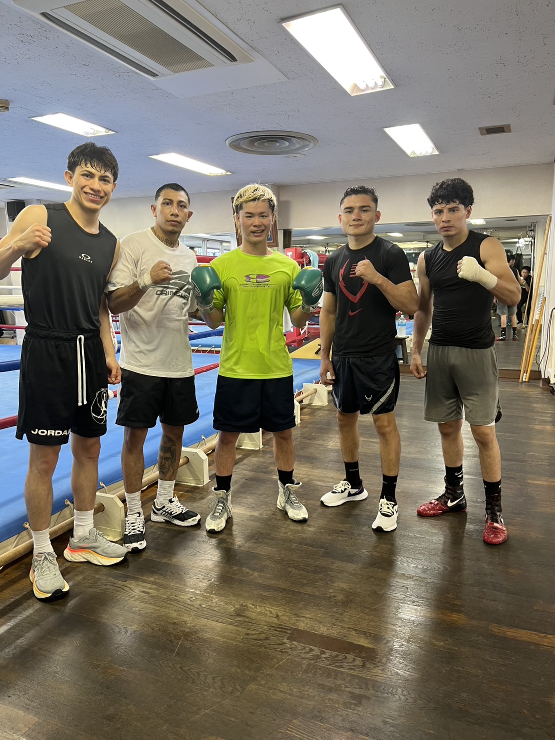 那須川天心（中央）はスパーリング相手となるカストロ（左端）、バカ（同2人目）、パトロン（同4人目）、カルデナスと対面（帝拳ジム提供）