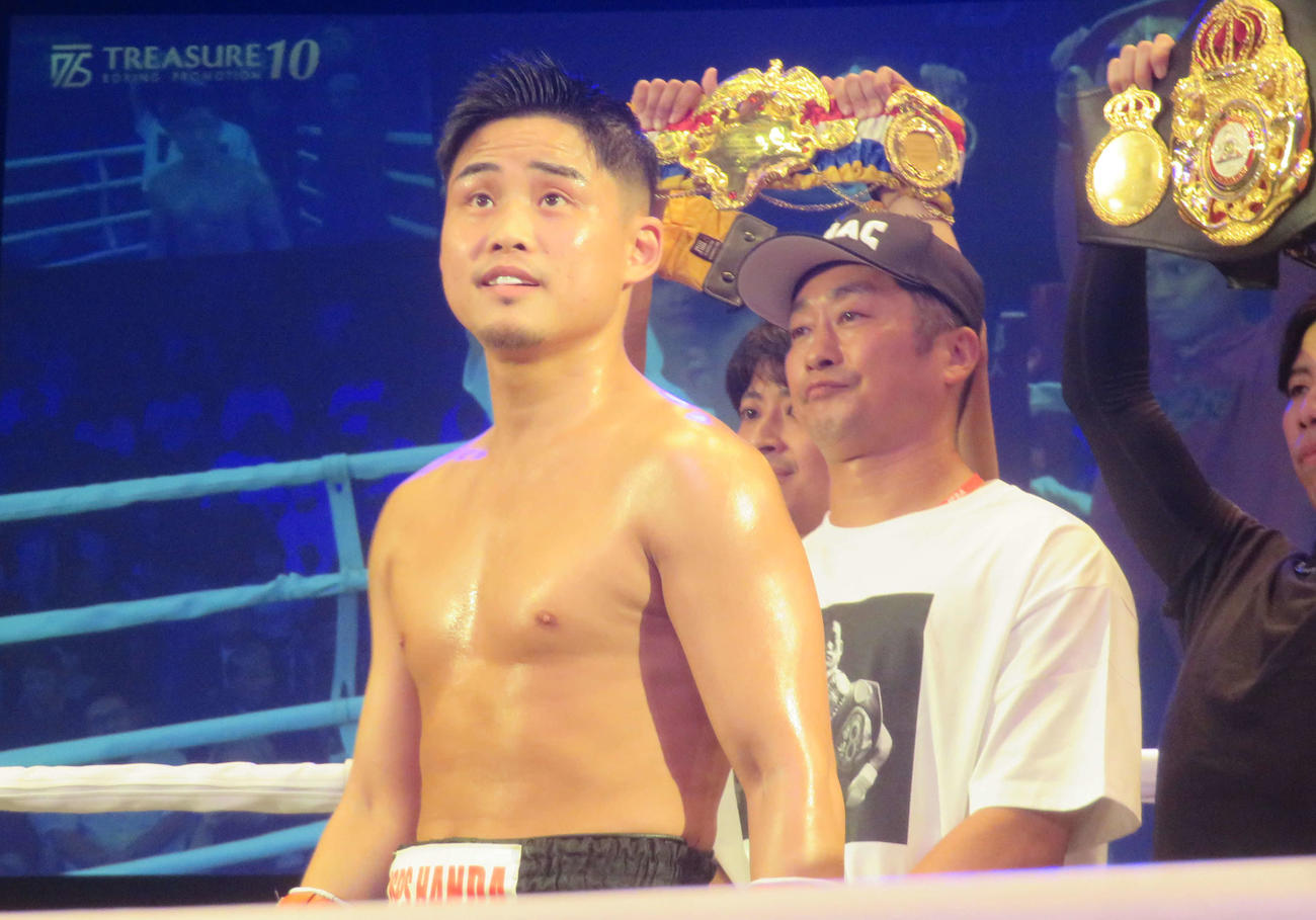 引退メモリアルスパーリングとして同門の元WBO世界ミニマム級王者谷口将隆と拳を交えた元世界2階級制覇王者京口紘人（中央）