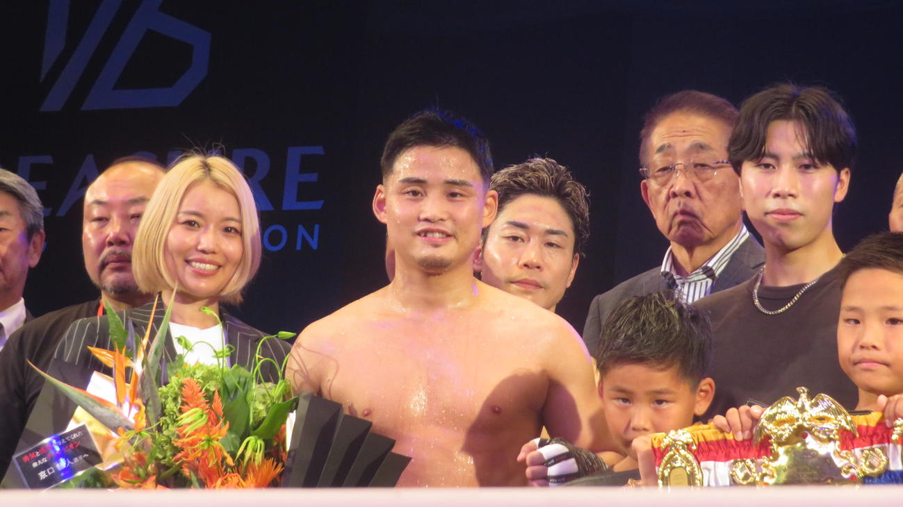 亜希夫人（左）と引退式に臨んだ元世界2階級制覇王者京口紘人（同2人目）。右後方は元WBO世界ミニマム級王者谷口将隆