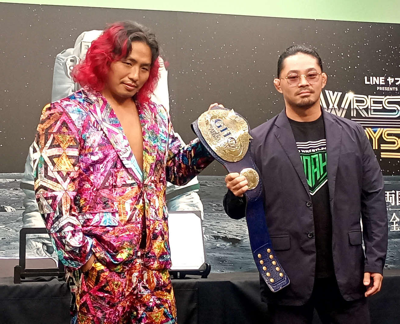 GHCジュニアヘビー級王者の高橋ヒロム（左）と挑戦者のEita
