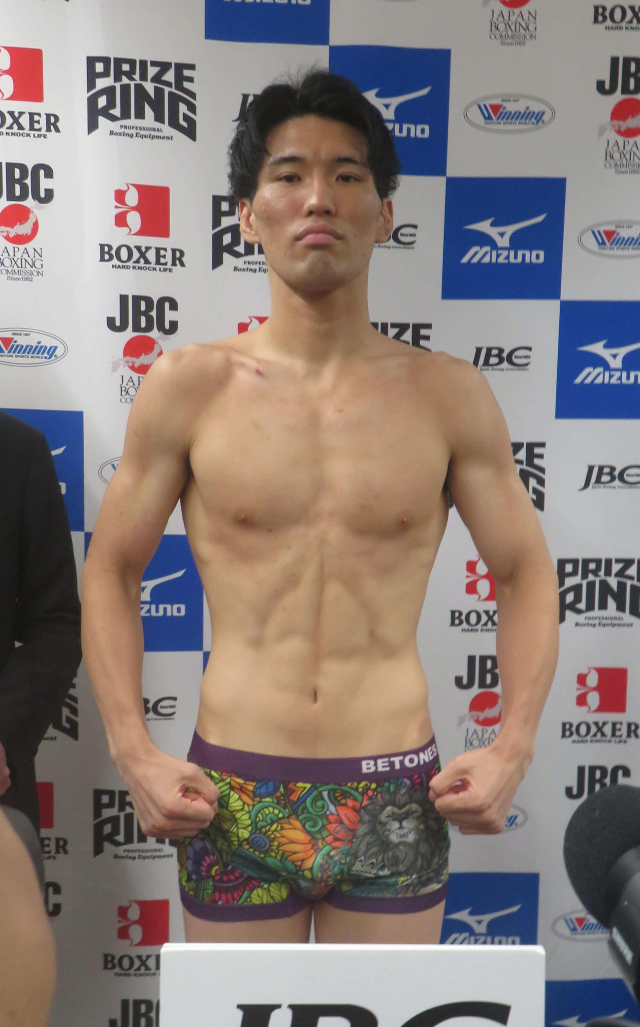 WBOアジア・パシフィック・スーパーウエルター級王座決定戦も兼ねた日本同級王座の初防衛戦に向け、計量クリアした王者の豊嶋亮太