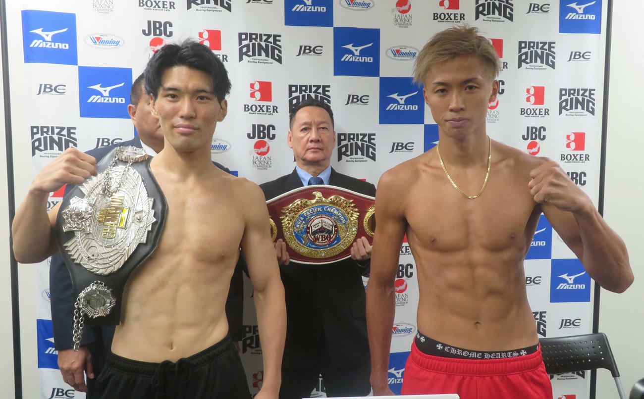 WBOアジア・パシフィック・スーパーウエルター級王座決定戦も兼ねた日本同級タイトル戦計量をクリアした日本同級王者豊嶋亮太（左端）と同級3位安逹陸虎（右端）