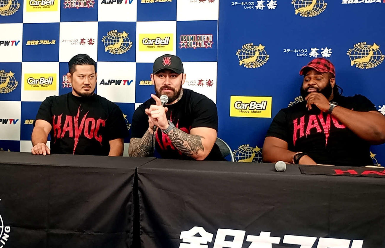 HAVOC新メンバーについてヒントを出すザイオン（中央）と、それを見つめる芦野祥太郎（左）＆オデッセイ