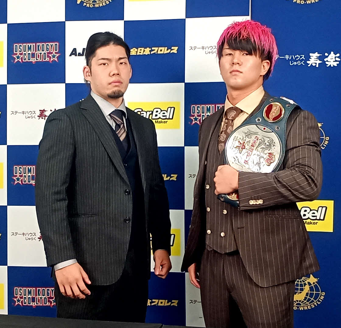 世界ジュニアヘビー級王座戦で戦う王者青柳亮生（右）と挑戦者の井上凌