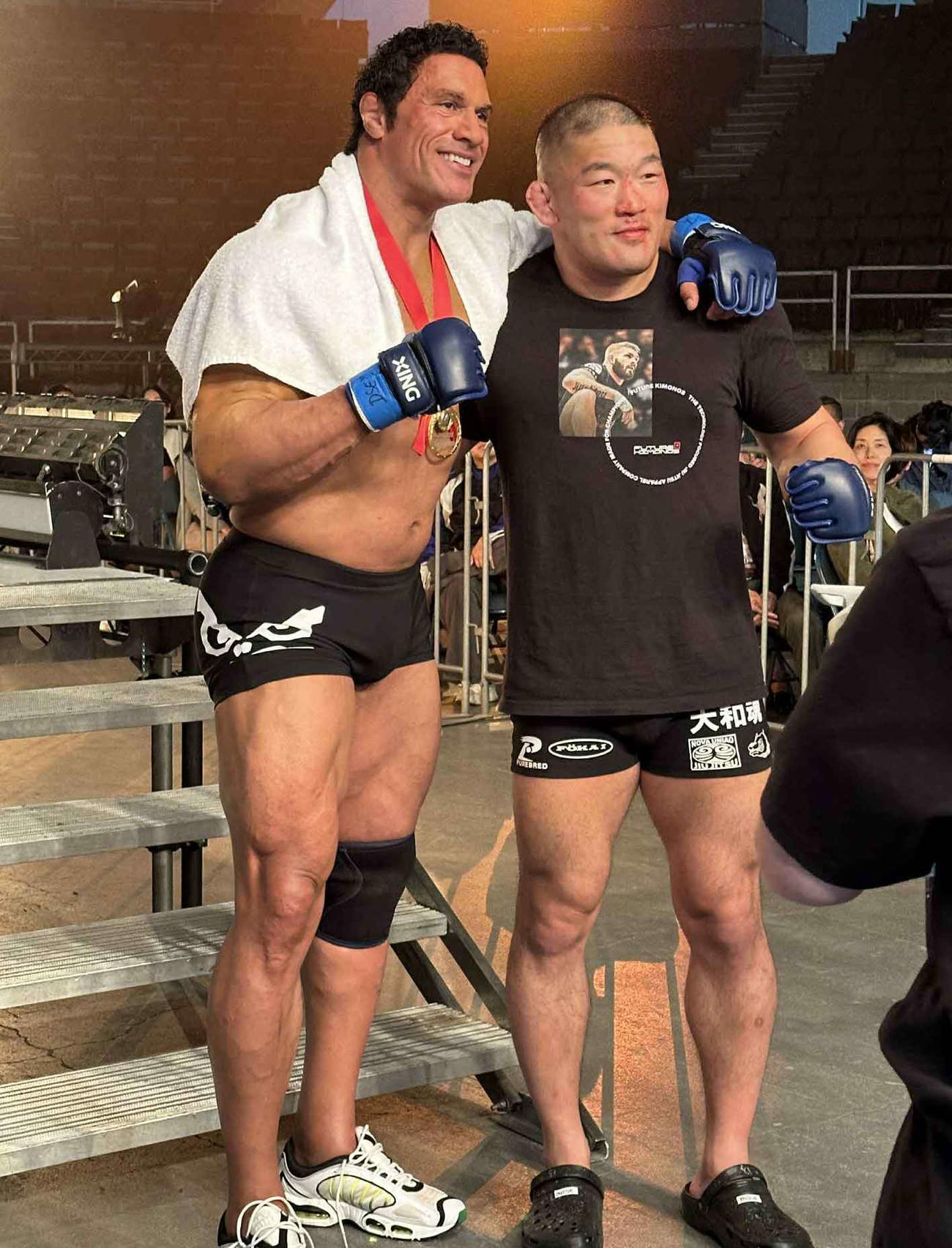 WWEのロック様ことハリウッド俳優ドゥエイン・ジョンソン（左）との写真を公開した石井慧（石井本人提供）