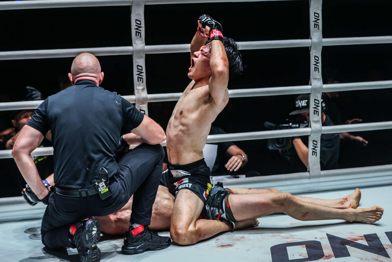 TKO勝ちしてガッツポーズの磯嶋祥蔵（C）ONE Championship