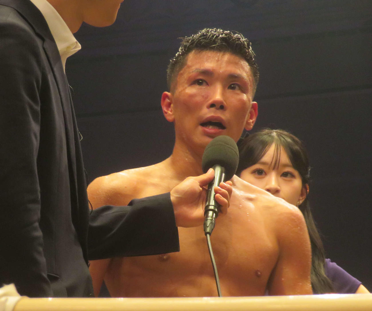 勝利インタビューを受ける前WBO世界ライトフライ級王者岩田翔吉
