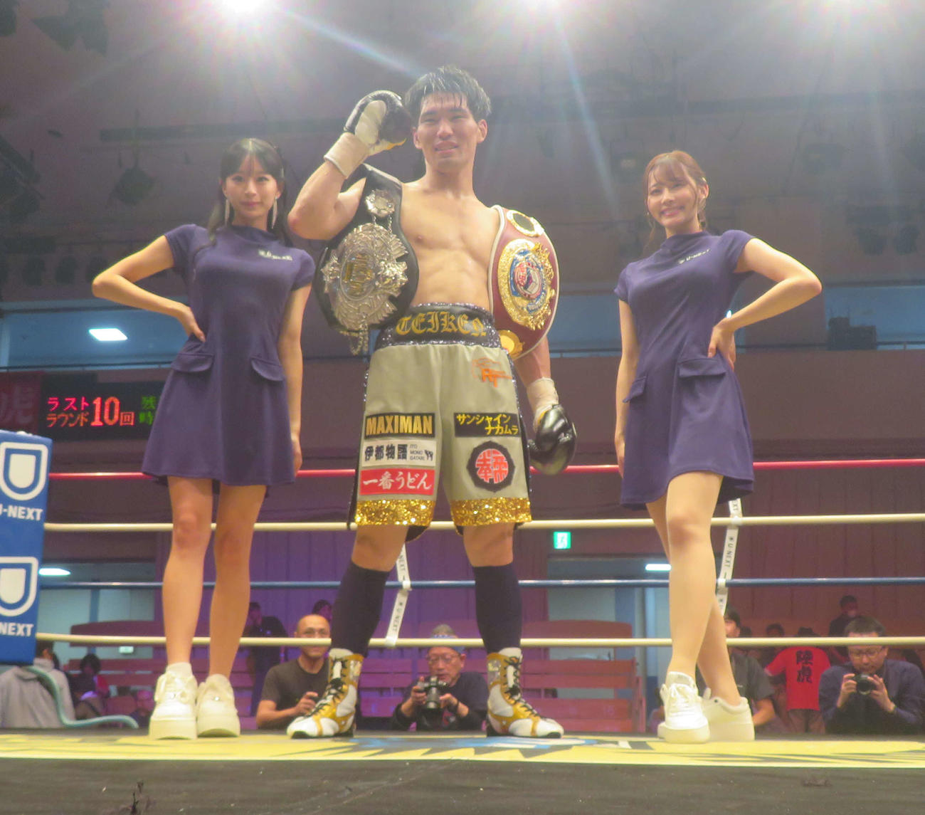 日本、WBOアジア・パシフィック・スーパーウエルター級王者となった豊嶋亮太（中央）