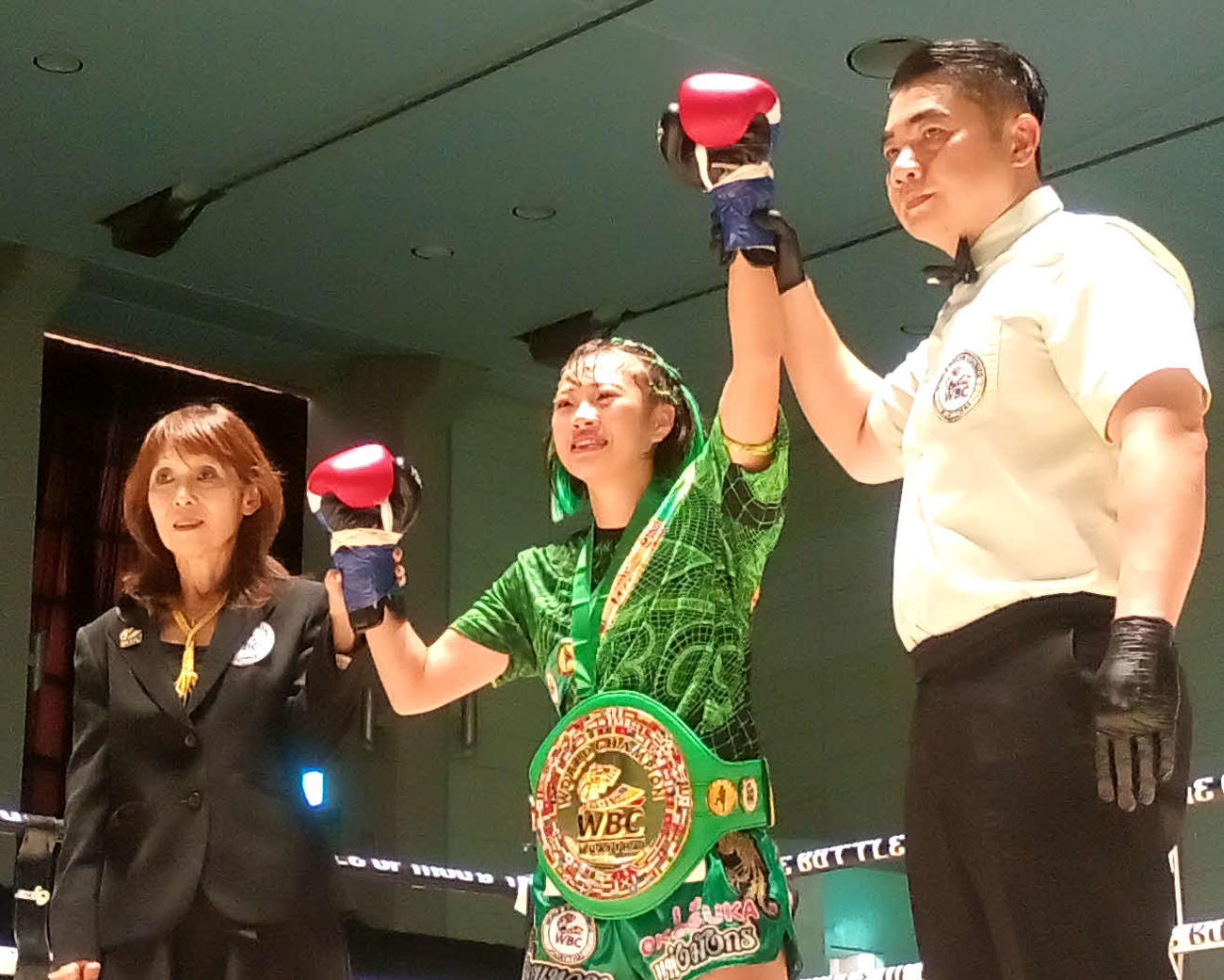 王座獲得で歓喜の表情を浮かべる藤原乃愛（中央）