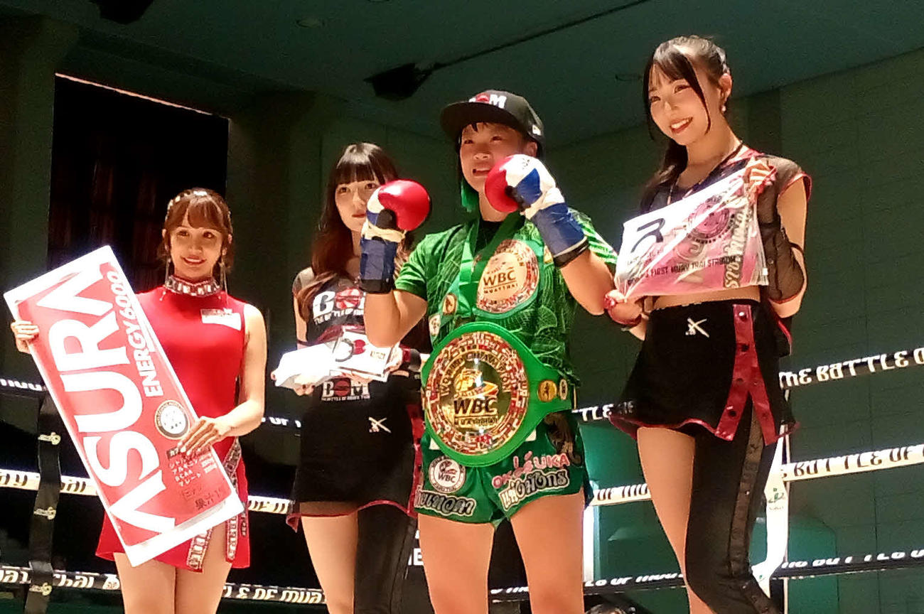 妹のChara（右端）と戴冠を喜ぶ藤原乃愛（右から2人目）