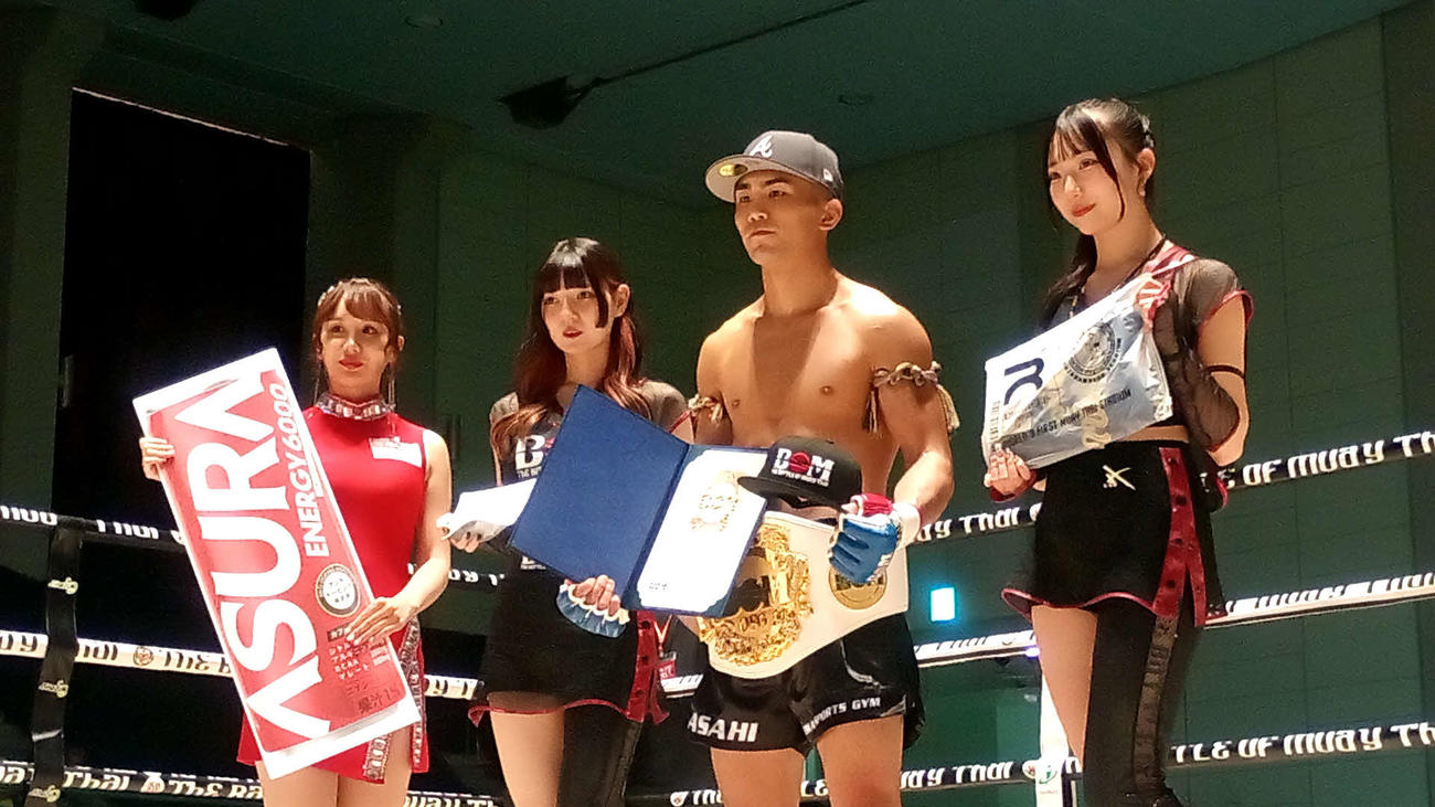 BOM OFGフェザー級王座を戴冠した品川朝陽（右から2人目）
