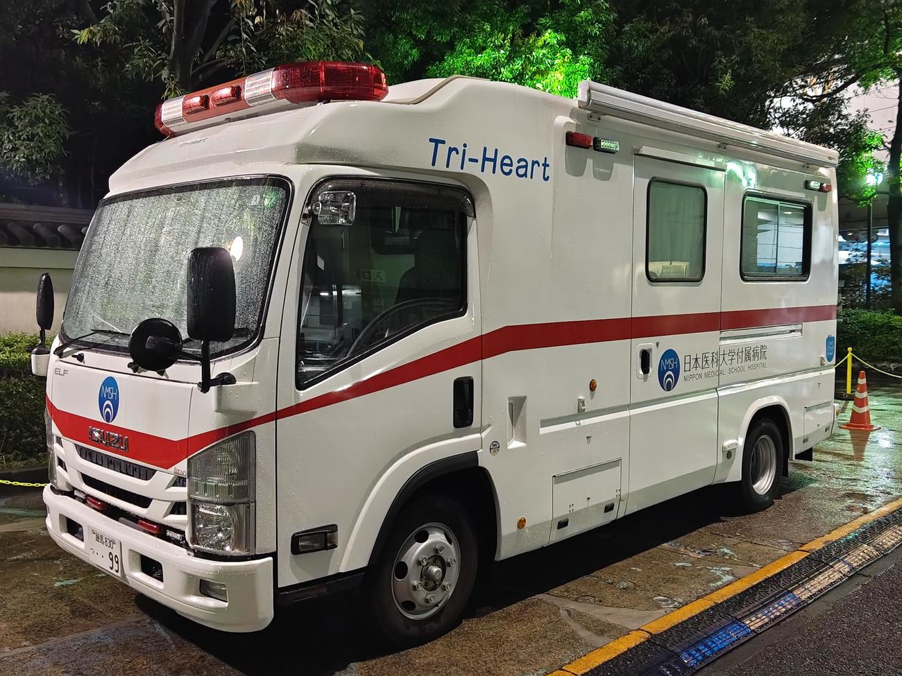 4日のボクシング興行に配備された日本医科大付属病院のドクターカー