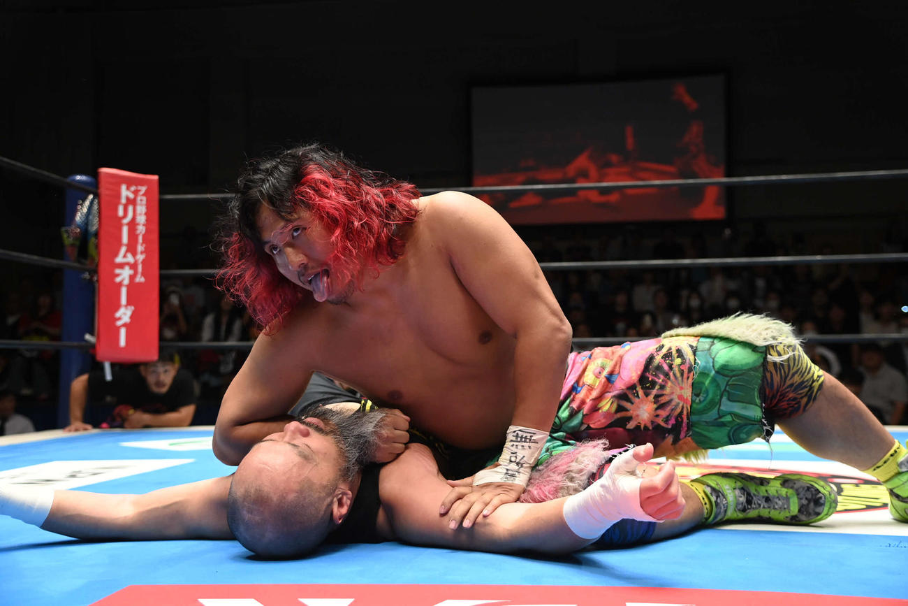 トラウマで外道から3カウントを奪った高橋ヒロム（C）新日本プロレス