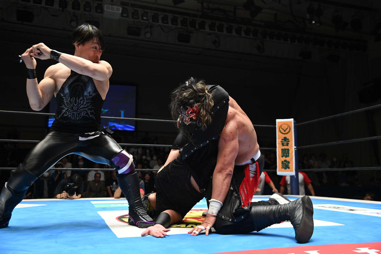 ジャベで締め上げられるエル・デスペラード（右）を殴打したSHO（左）（C）新日本プロレス