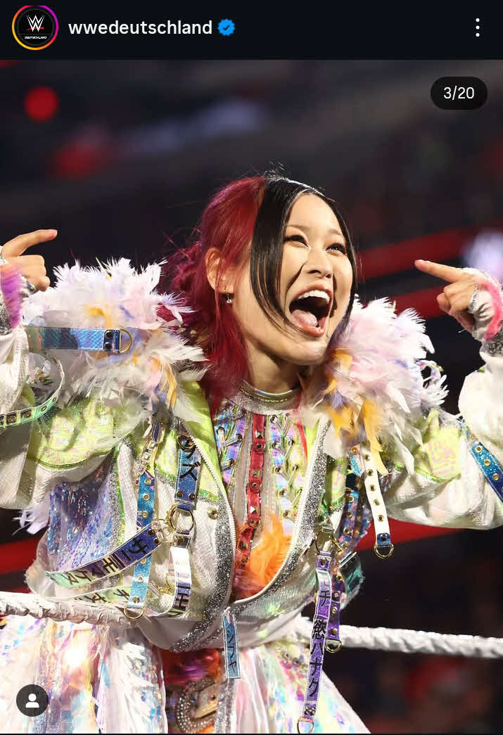 米ダラスのファンに存在をアピールしたイヨ・スカイ（WWEドイツ公式インスタグラムから）