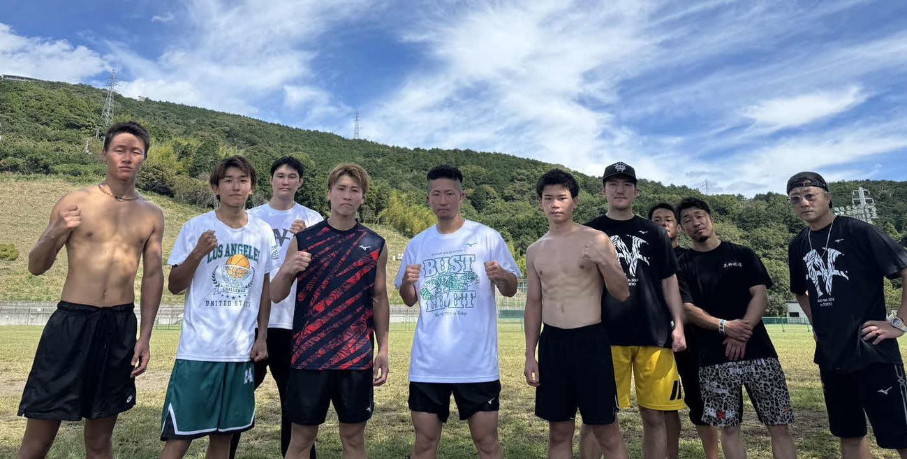 同門選手と小田原合宿した井上尚弥（左から4番目）と弟拓真（同5番目）（大橋ジム提供）