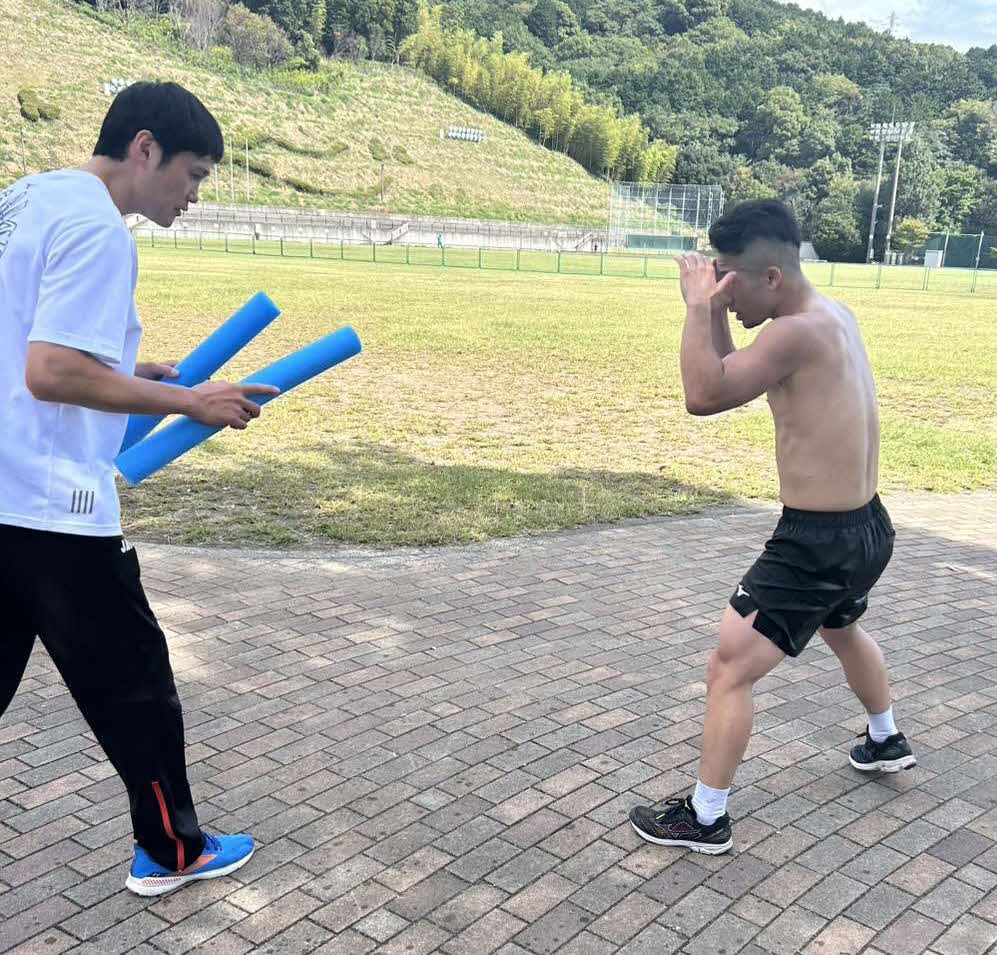 鈴木康弘トレーナー（左）とスティックミット打ちを行う前WBA世界バンタム級王者井上拓真（大橋ジム提供）
