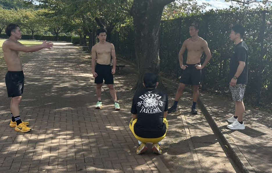 小田原合宿中に同門の田中将吾（左から2番目）、今永虎雅（同じ4番目）、八重樫東トレーナー（右端）らと話す井上尚弥（左端）（大橋ジム提供）
