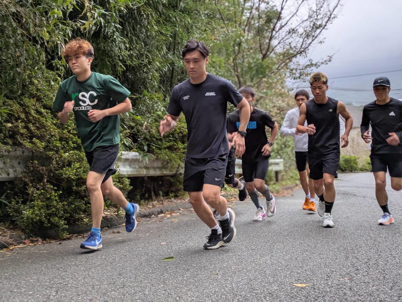 走り込み合宿に参加した（左から）中山慧大、西田凌佑ら六藤ジムの選手（C）六藤ジム